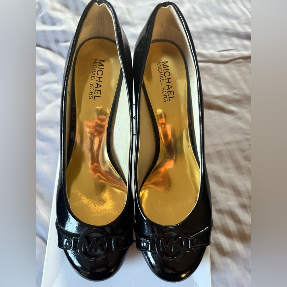 Michael Kors Black Patent Leather Heels Size 8.5 MK Logo Classic Pumps